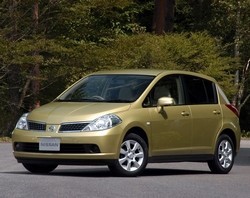 Фотография Nissan TIIDA Наклонная задняя часть